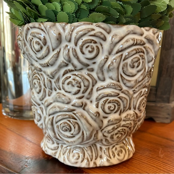 New Pottery Barn Rose Ceramic Cachepot, Grey Rosebud Planter, Small White Pot - Picture 6 of 14